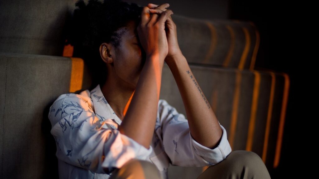 Homme triste, désarroi, réflexion, déprimé