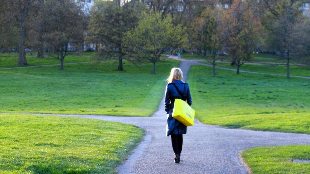 Femme qui doit choisir un chemin